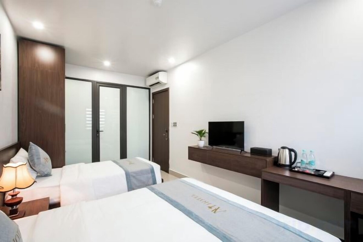 Desk, soundproofing, WiFi (free), bed sheets
