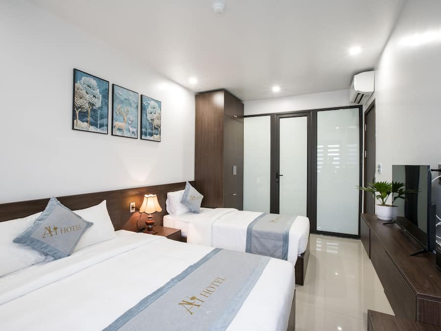 Signature driepersoonskamer | Een bureau, geluiddichte muren, gratis wifi, beddengoed