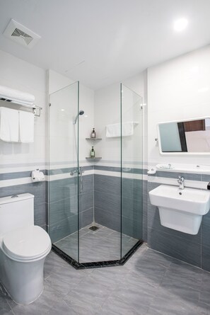 Premier-værelse | Badeværelse | Gratis toiletartikler, hårtørrer, badekåber, hjemmesko