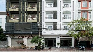 A multi-story building with a ground-level restaurant named "KARADKE ANH YEN" and a hotel named "AY HOTEL" on the second floor. - Aui Hotel (Hai Phong)