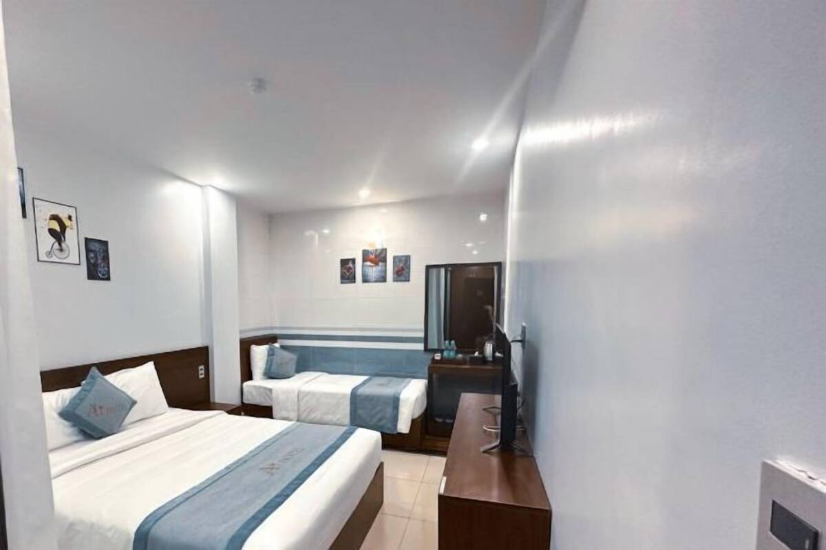 Desk, soundproofing, free WiFi, bed sheets