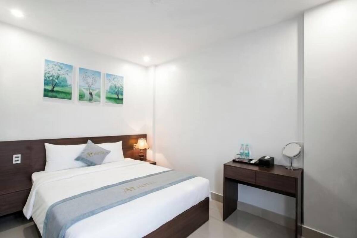 Desk, soundproofing, free WiFi, bed sheets