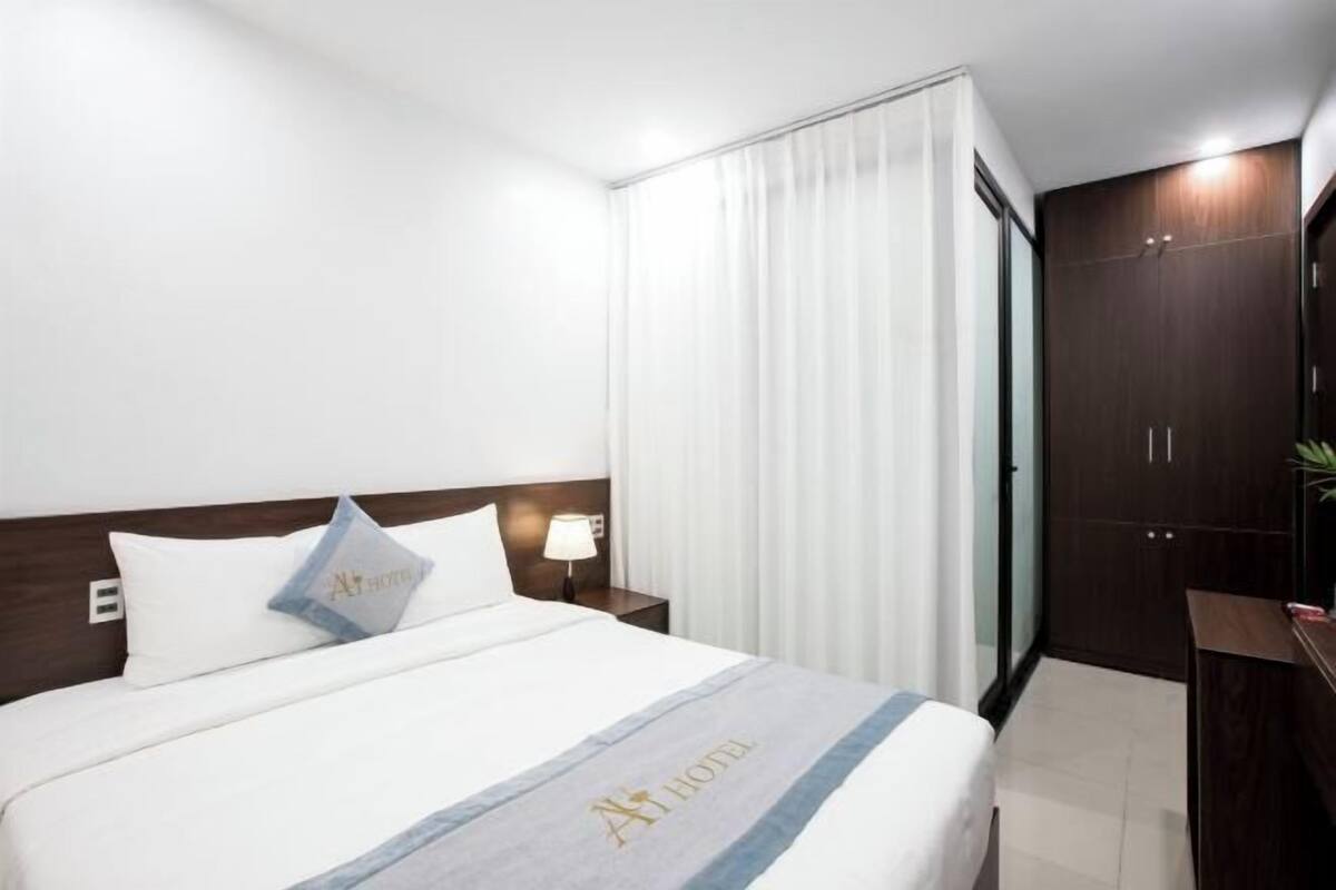 Desk, soundproofing, free WiFi, bed sheets