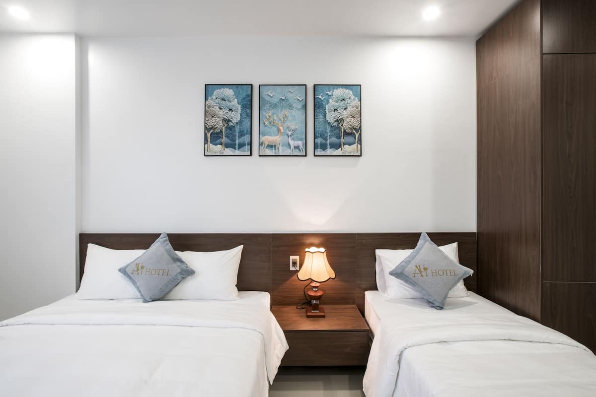 Signature driepersoonskamer | Een bureau, geluiddichte muren, gratis wifi, beddengoed