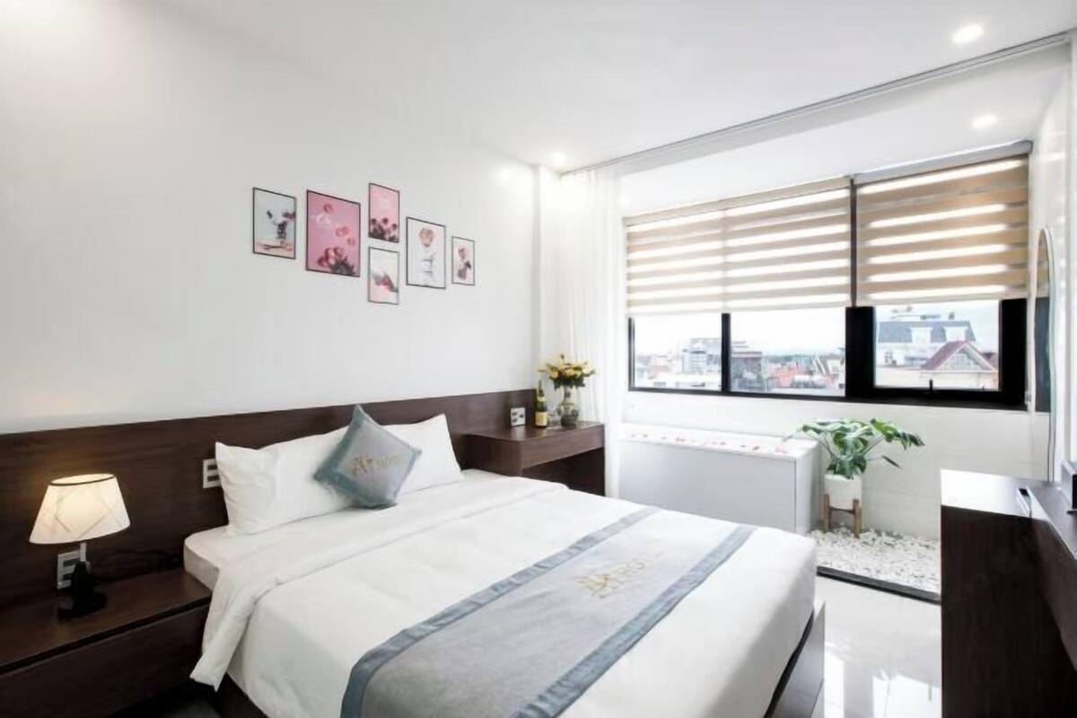 Desk, soundproofing, free WiFi, bed sheets