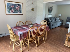 Dining - Cozy home close to Catamount, State Parks and the Harlem Valley Rail Trail. (Copake)