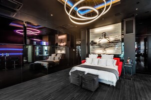 Decoración personalizada, muebles diferentes y cortinas blackout 