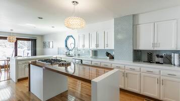 KĂŒhlschrank, Mikrowelle, Ofen, Herdplatte