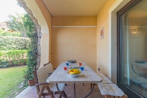 Outdoor dining - Il Poggio A3 With Shared Pool, Porto San Paolo, Italy (Porto San Paolo)
