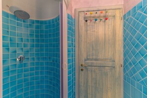 Shower, bidet, towels - Il Poggio A3 With Shared Pool, Porto San Paolo, Italy (Porto San Paolo)