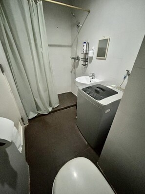 Douche, bidet, serviettes fournies, shampoing