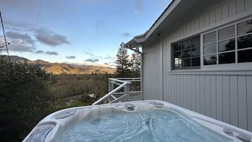 Bañera de hidromasaje al aire libre