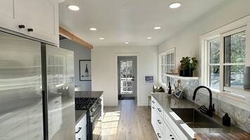 Microondas, horno, placa de cocina y lavavajillas