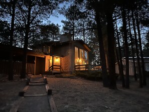 Exterior - Pines and Plaid Hideaway renovated cabin in Continental Country Club, Flagstaff (Flagstaff)