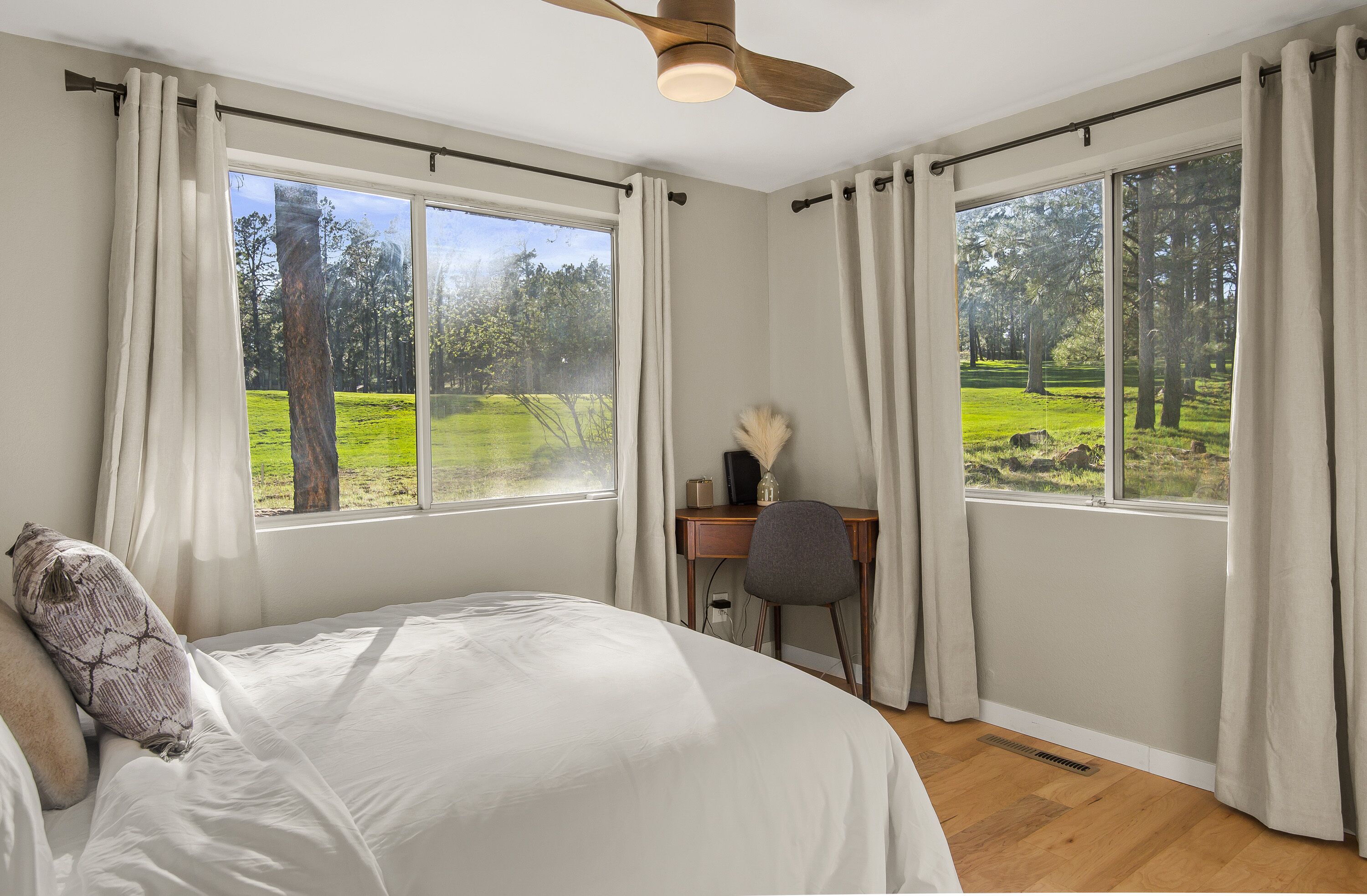 Pines and Plaid Hideaway renovated cabin in Continental Country Club, Flagstaff