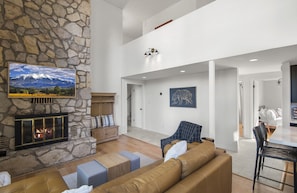 Smart TV, fireplace - Pines and Plaid Hideaway renovated cabin in Continental Country Club, Flagstaff (Flagstaff)