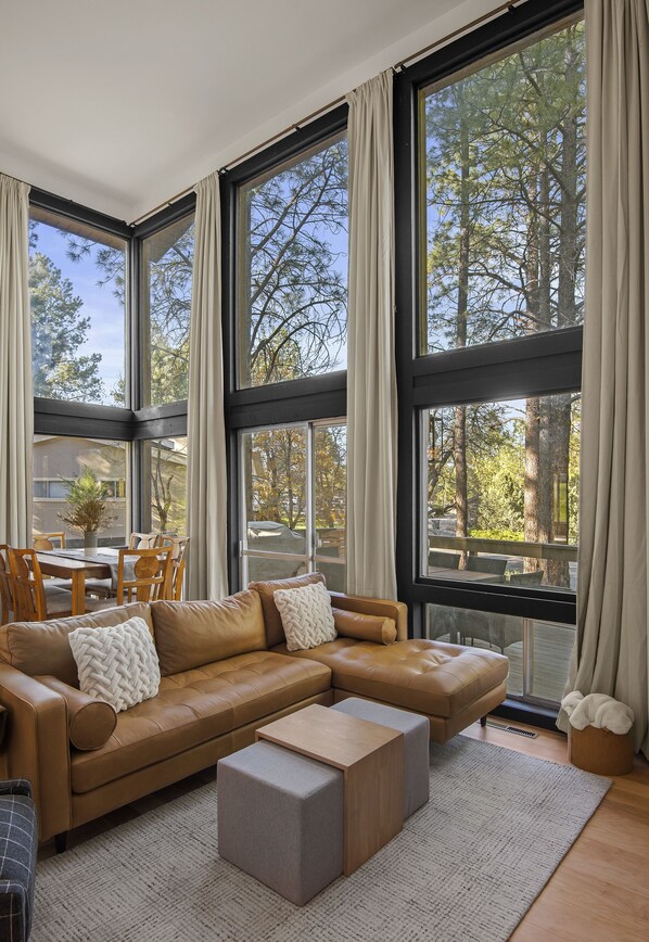 Smart TV, fireplace - Pines and Plaid Hideaway renovated cabin in Continental Country Club, Flagstaff (Flagstaff)