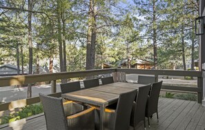 Outdoor dining - Pines and Plaid Hideaway renovated cabin in Continental Country Club, Flagstaff (Flagstaff)