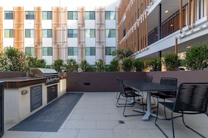Outdoor dining - Luxurious OC Apartment - A Mod Chic Design (Santa Ana)