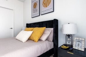 Room - Luxurious OC Apartment - A Mod Chic Design (Santa Ana)