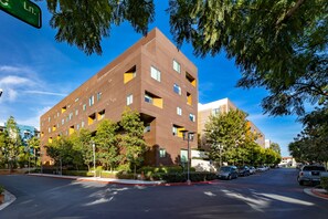 Exterior - Luxurious OC Apartment - A Mod Chic Design (Santa Ana)