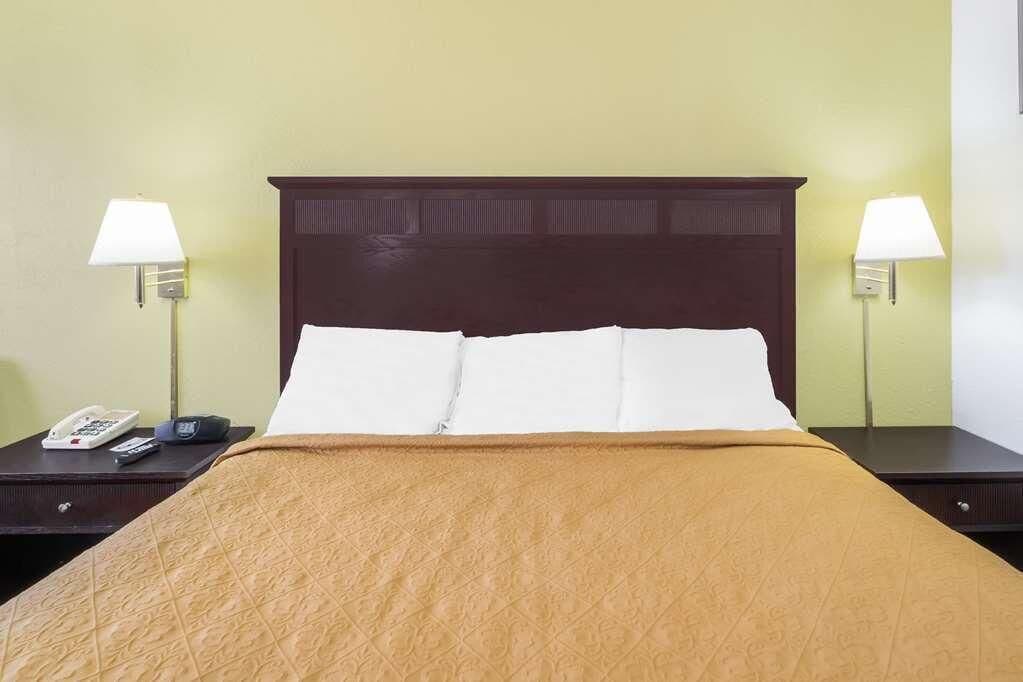 Attractions Nearby! Free Use of Pool, Free WiFi, Parking, Pets Allowed