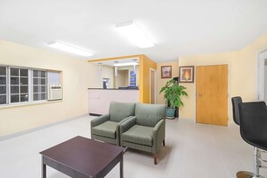 Lobby - Maximum Comfort! With Seasonal Outdoor Pool, Free Parking, Pets are Welcome! (Chattanooga)