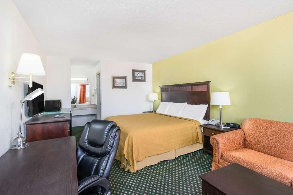 Unwind and Relax! Free Parking, Pool, Pets Allowed, Close to Ruby Falls!