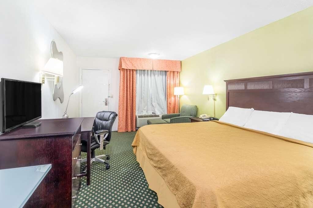 Prime Location! Pet-friendly, Free Parking, Close to Tennessee Aquarium!