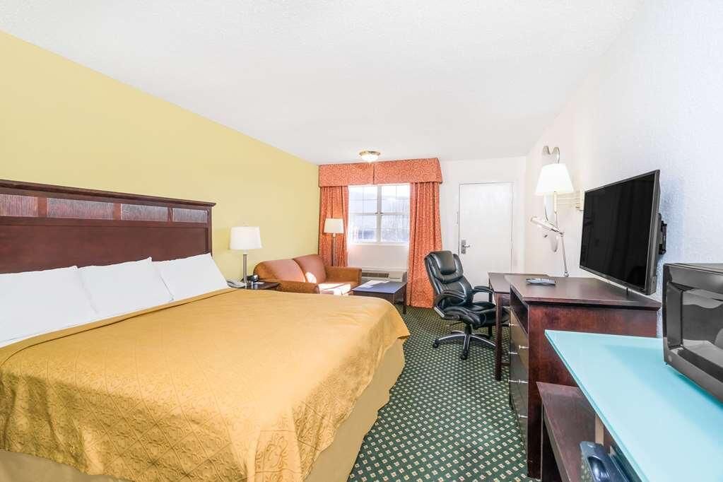 Picturesque View! w/ Free Parking & Outdoor Pool, Near Creative Discovery Museum