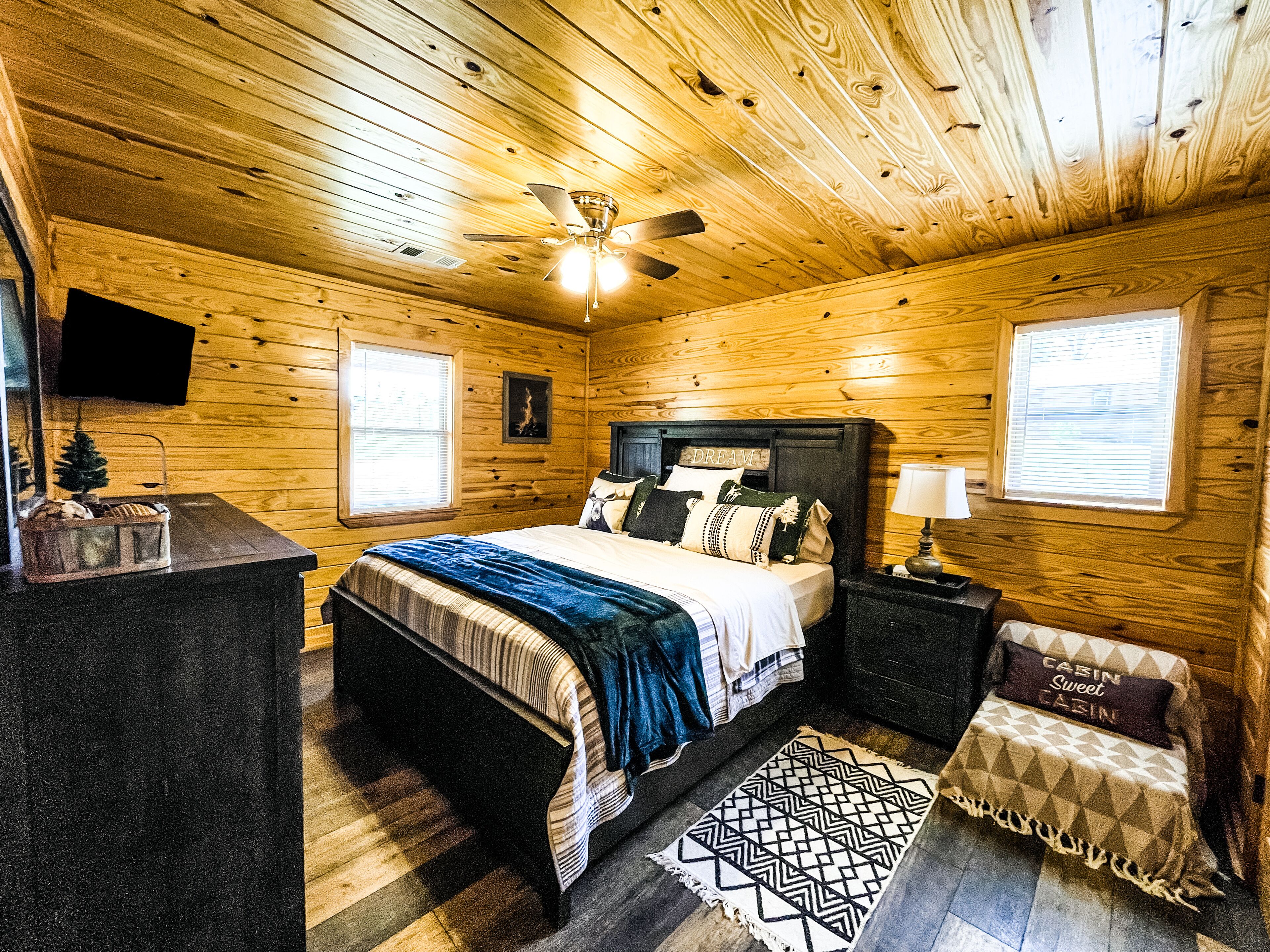 2 quartos, ferros/tábuas de passar roupa, Wi-Fi, roupa de cama