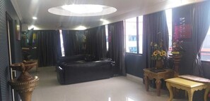 Basic Penthouse | Living area - MerryInn Suites (Pattaya)