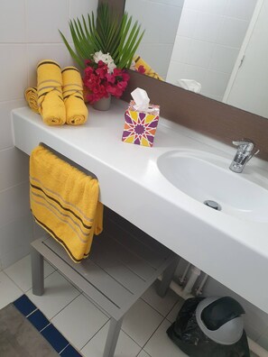 تجهيزات دش، مجففات شعر، مناشف