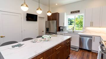 Frigorífico, microondas, lavavajillas y cafetera o tetera