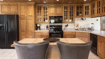 Geladeira, micro-ondas, lava-louças, cafeteira/chaleira