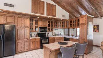 Geladeira, micro-ondas, lava-louças, cafeteira/chaleira