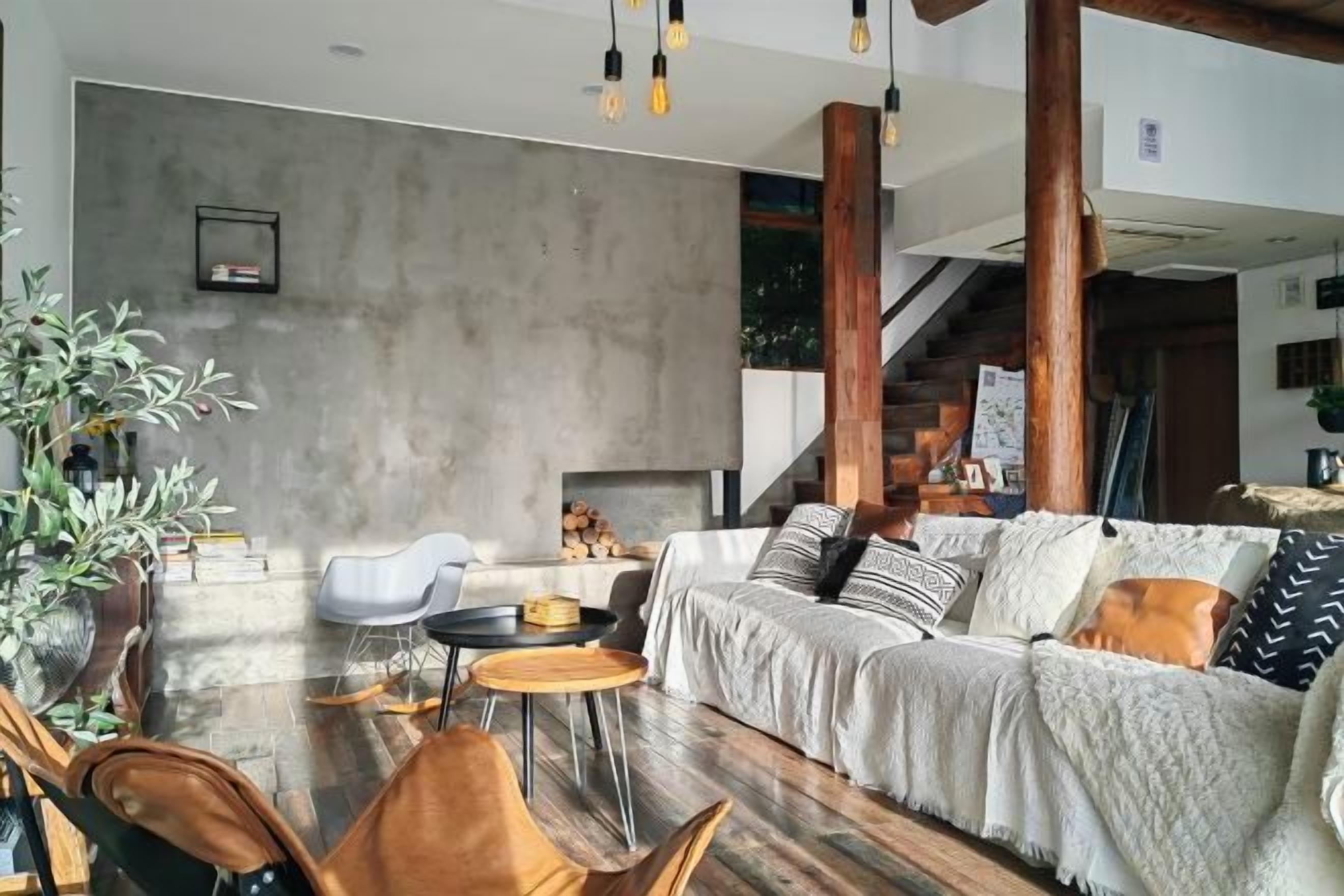 Una sala de estar moderna con un sofá grande, una mesa de centro y una chimenea.