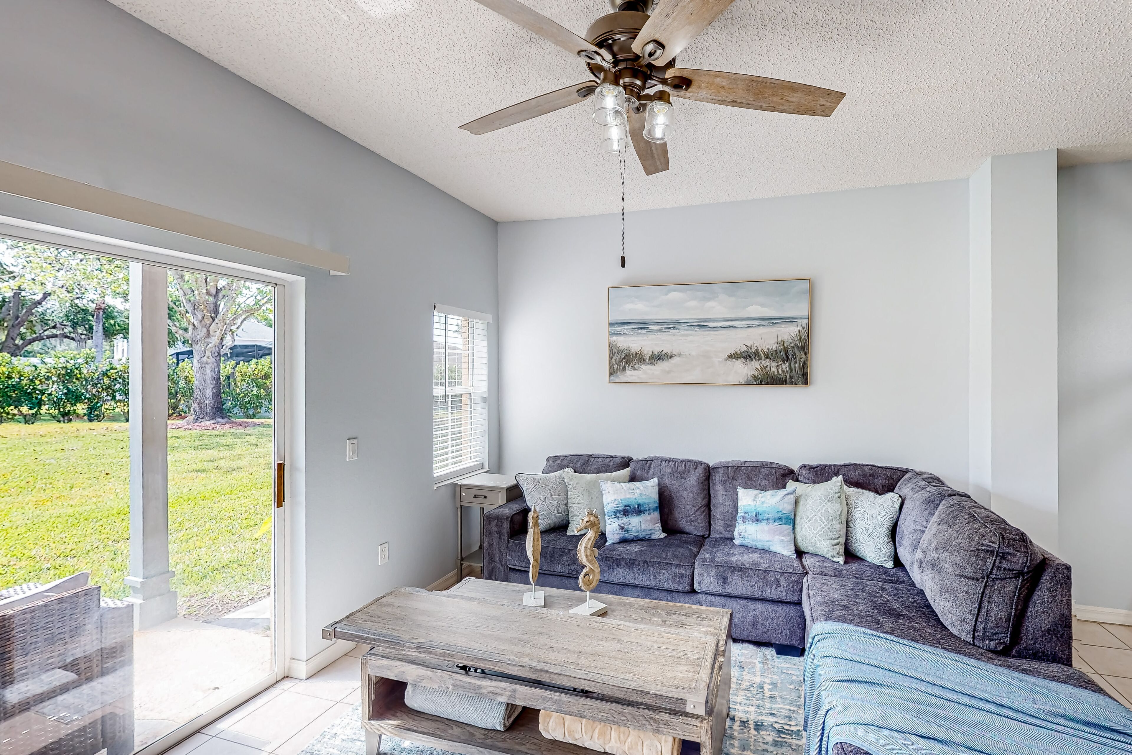 Bright townhome with patio, W/D, pools, splash pad, & sports courts