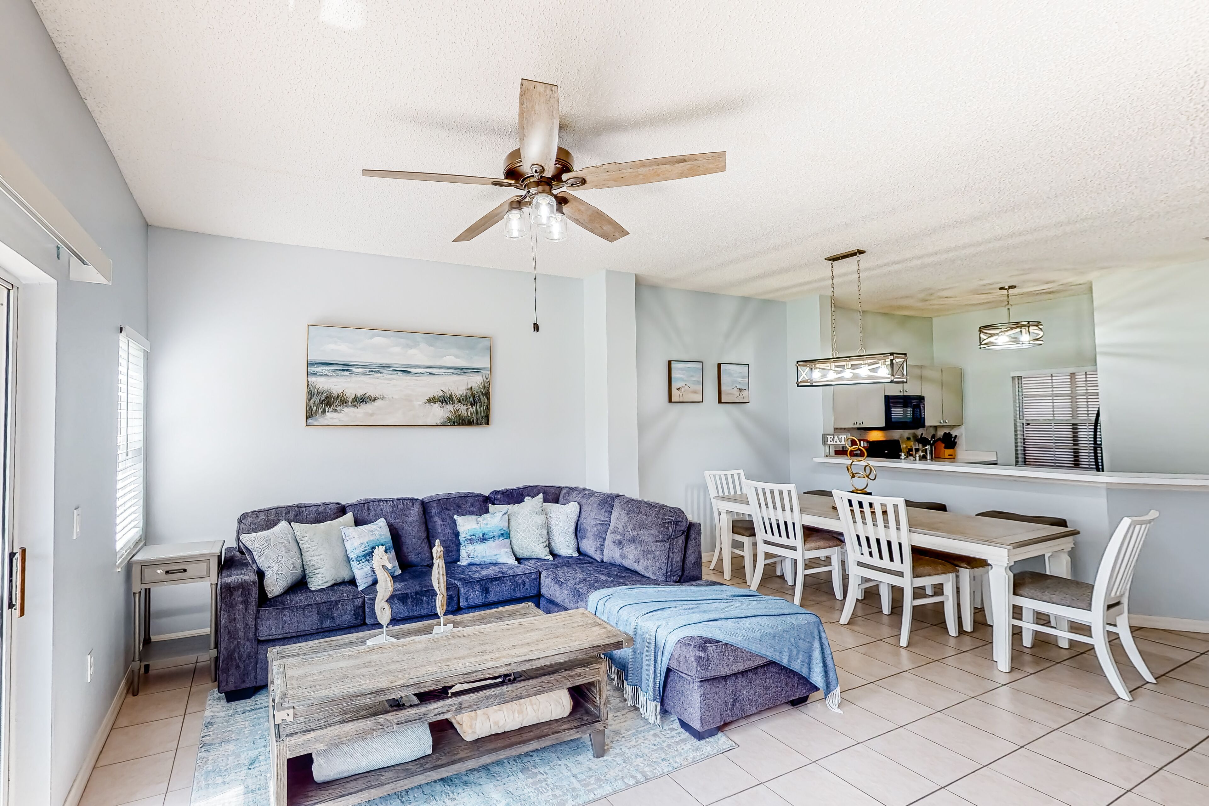 Bright townhome with patio, W/D, pools, splash pad, & sports courts