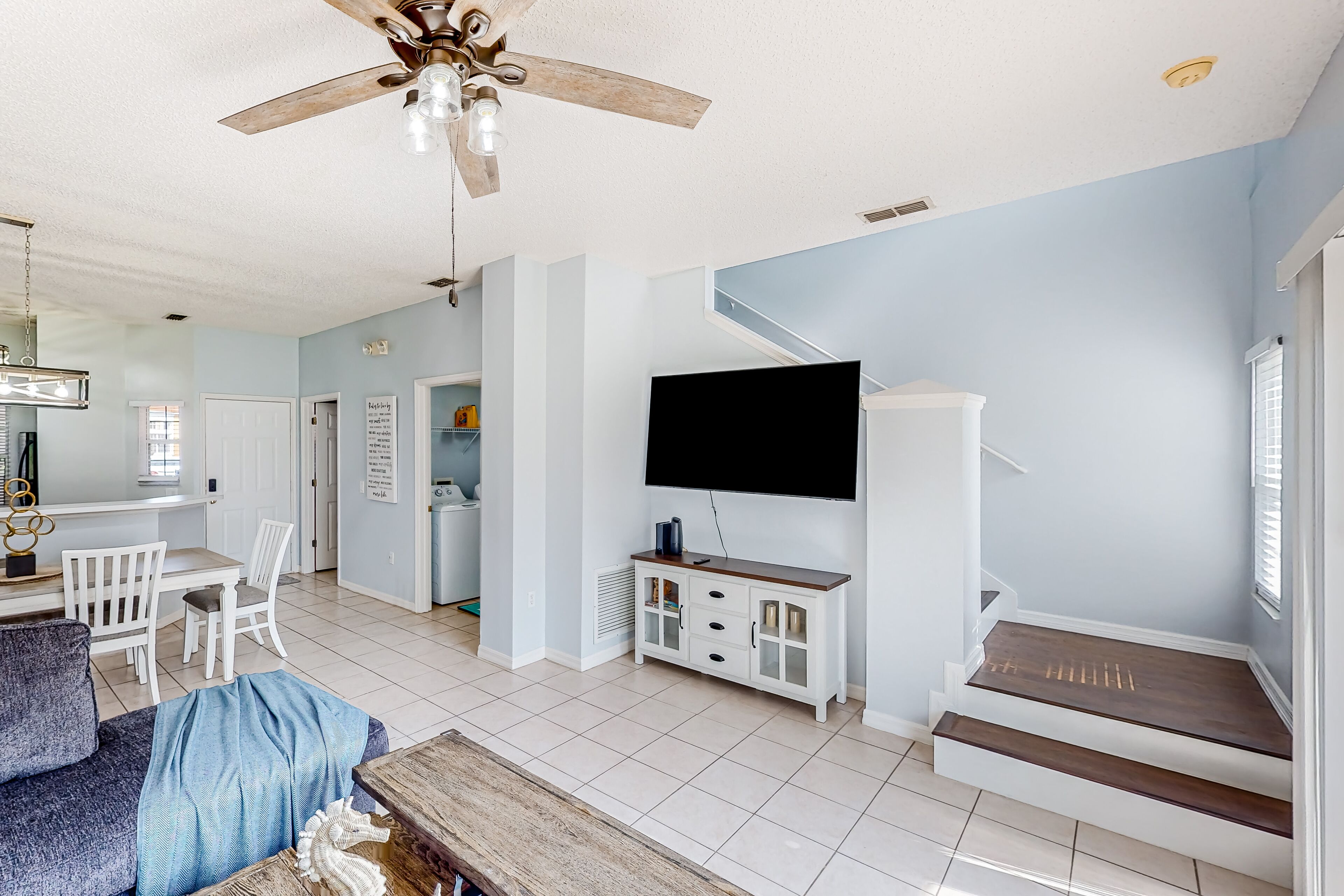 Bright townhome with patio, W/D, pools, splash pad, & sports courts