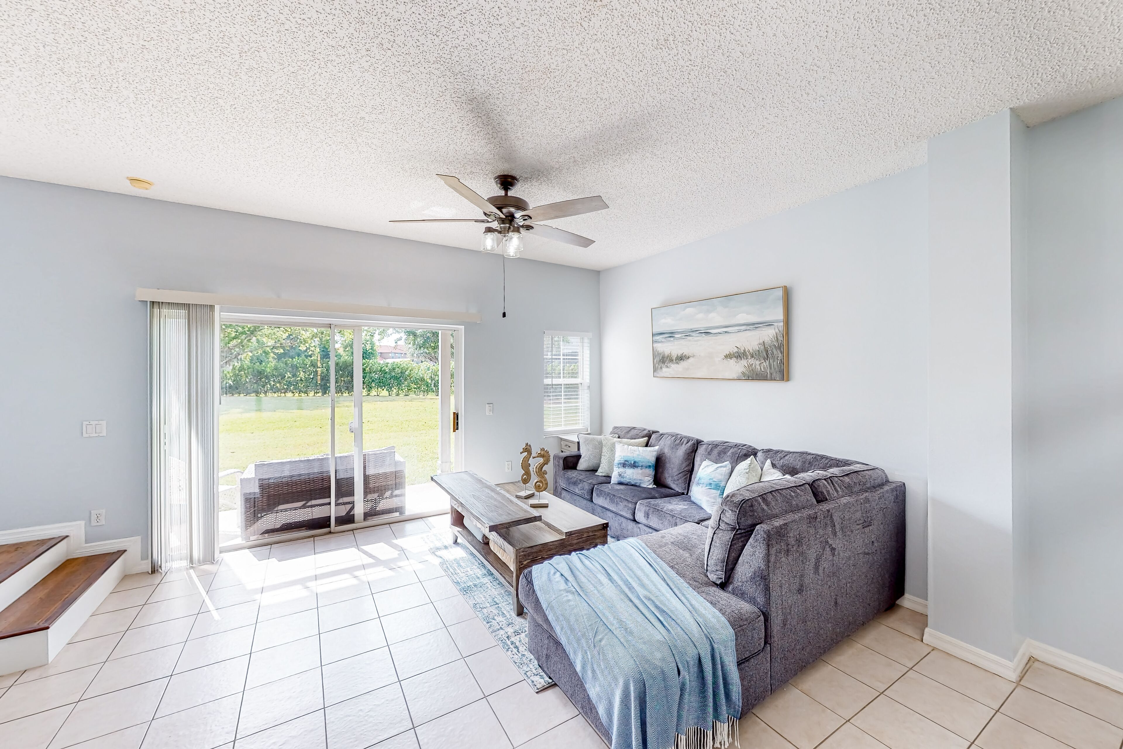 Bright townhome with patio, W/D, pools, splash pad, & sports courts