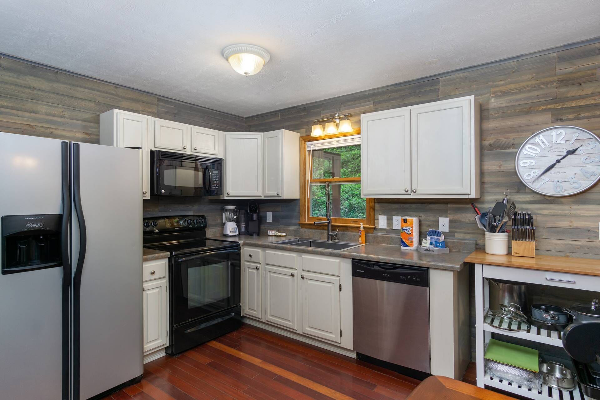 Whispering Willow Cabin - New Hot Tub! - Mtn.Views - Fire pit - BBQ - Pets - Free Attraction Tickets