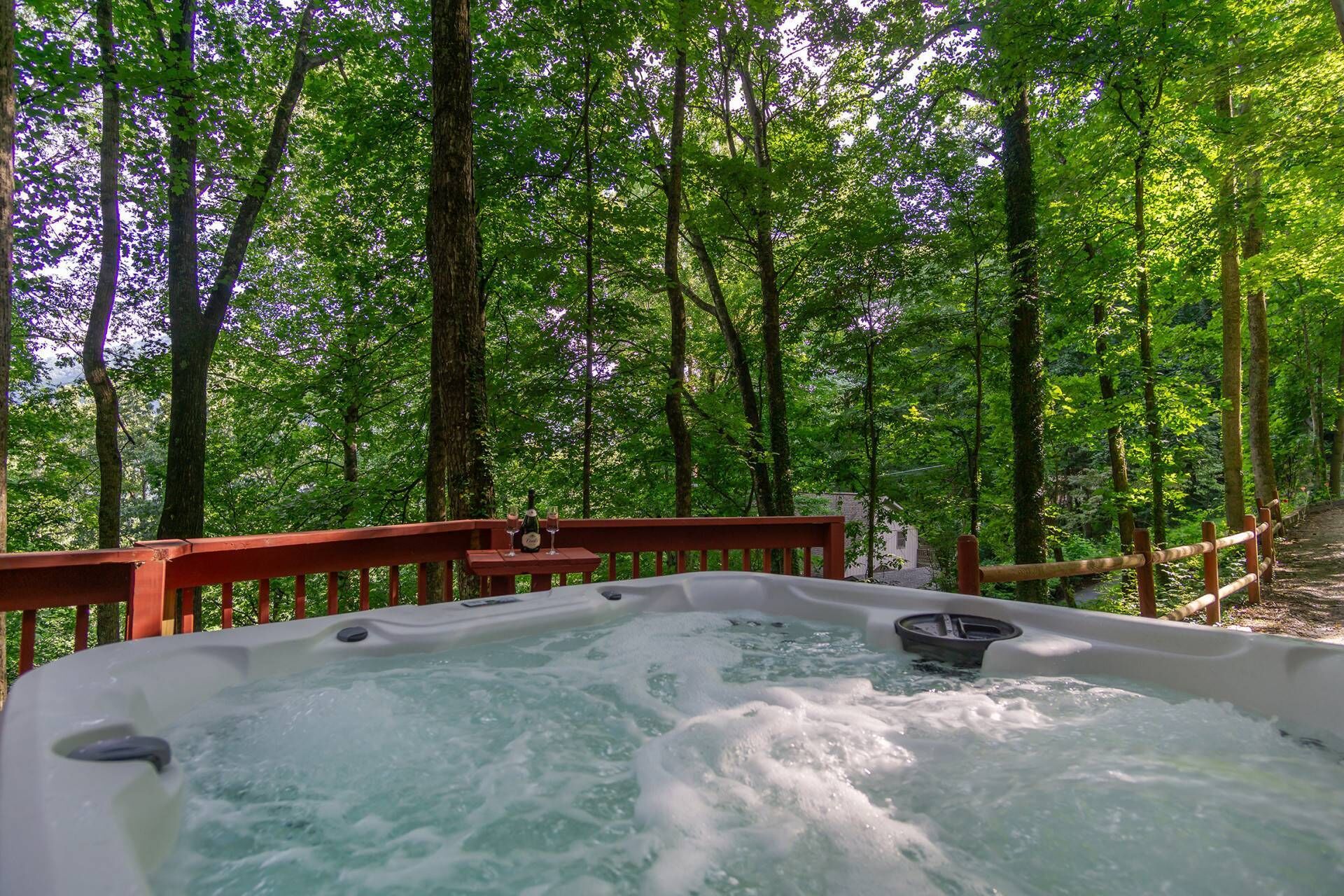 Whispering Willow Cabin - New Hot Tub! - Mtn.Views - Fire pit - BBQ - Pets - Free Attraction Tickets