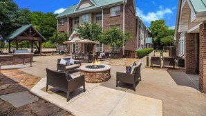 Terrace/patio - 3 Spacious Suites with Fully-equipped Kitchens! Pool Access & Sports Court! (Richardson)