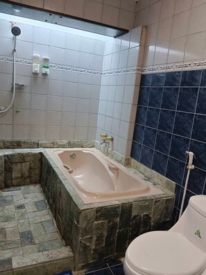 Superior Room, 1 Queen Bed | Bathroom