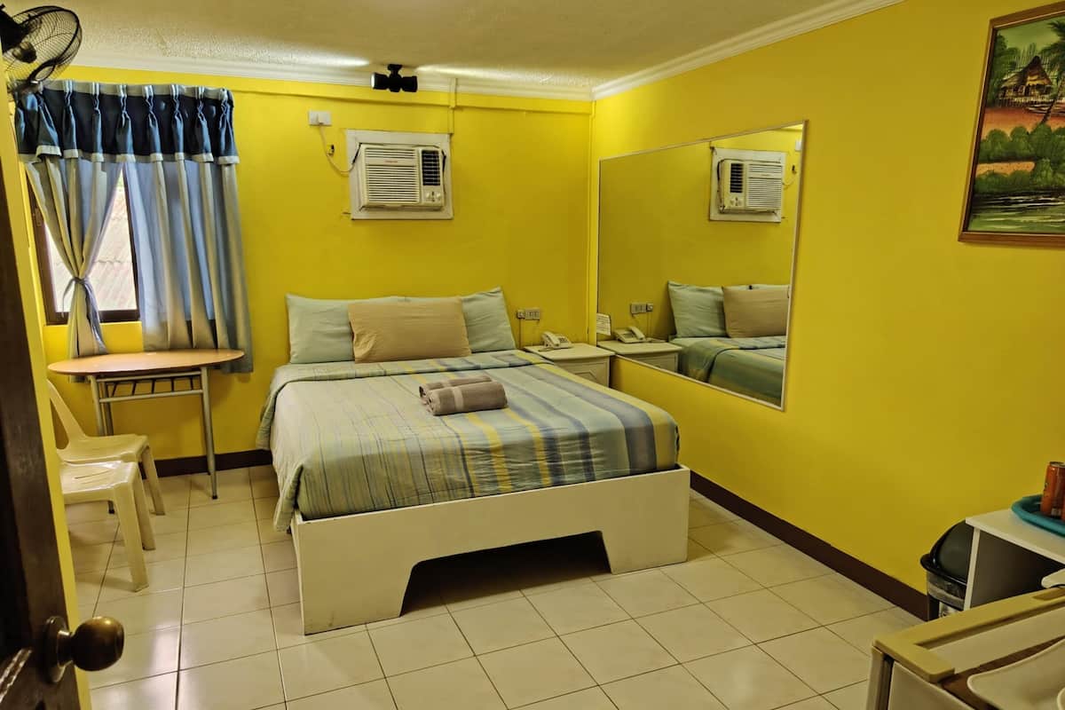 Standard Room | Minibar, in-room safe, desk, blackout curtains