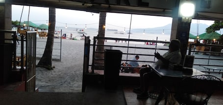 En la playa y playa de arena blanca