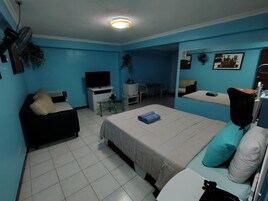 Habitación superior | Minibar, caja fuerte, escritorio y cortinas opacas