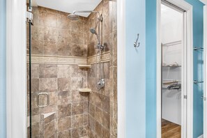 Dusche, Haartrockner, Handtücher, Shampoo