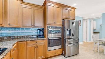 Jääkaappi, mikroaaltouuni, uuni, liesi